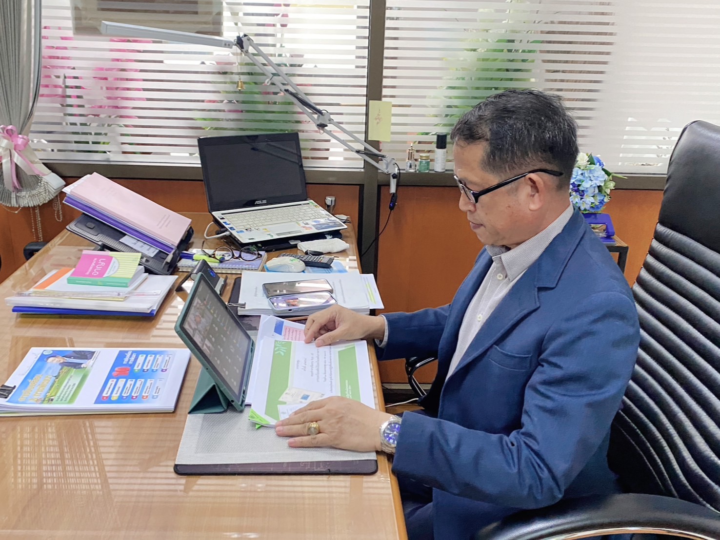 title - ผู้ตรวจราชการ ส.ป.ก. เข้าร่วมการประชุมคณะทำงานตรวจสอบปริมาณน้ำนมโคและประชากรโคนม ระดับเขต ของเขตตรวจราชการที่ 2 ผ่านสื่ออิเล็กทรอนิกส์ระบบการประชุมทางไกล Zoom Meeting